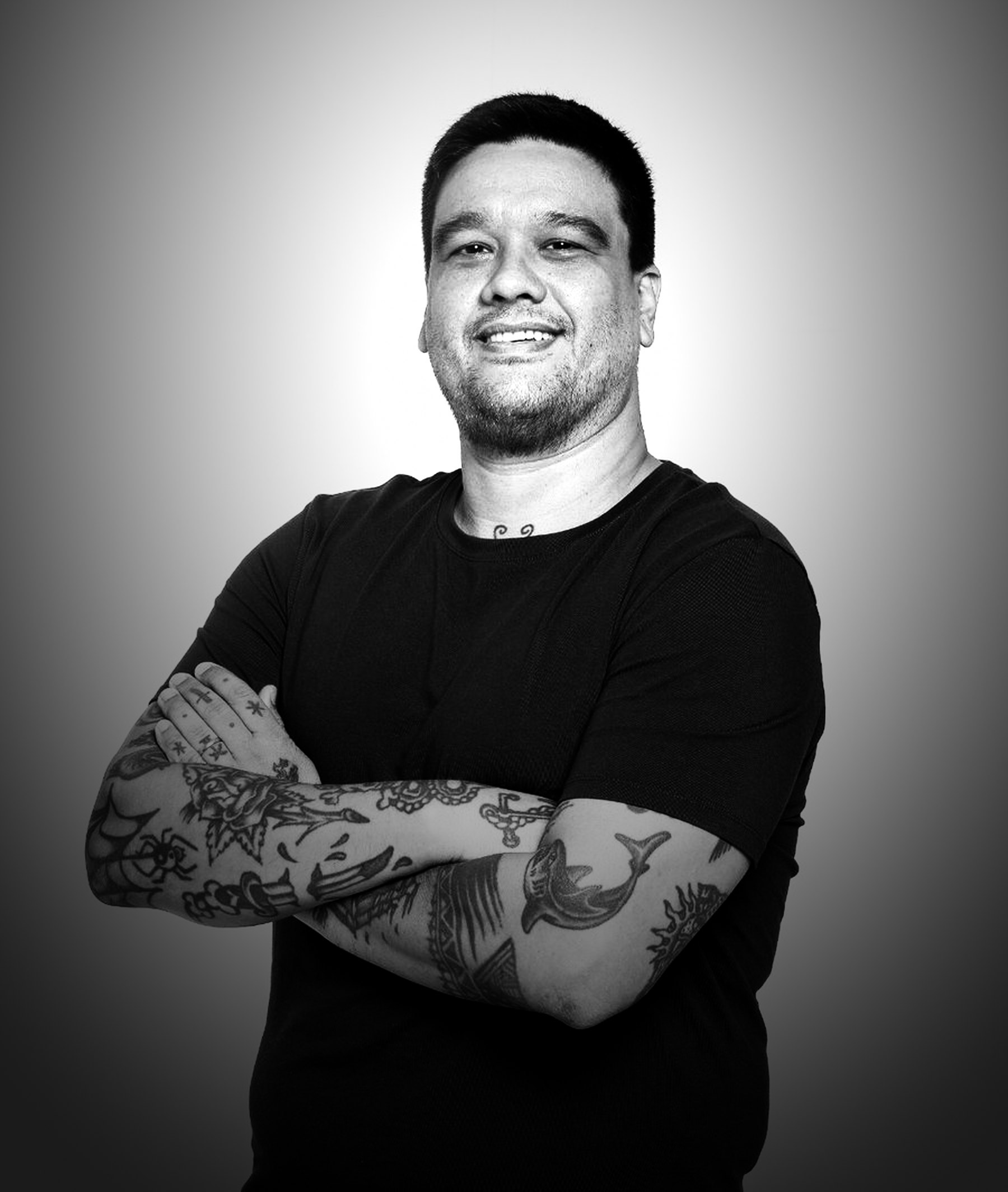 Portrait of Leo Louzada with arms crossed, smiling